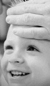 Niño sonriendo durante su corte